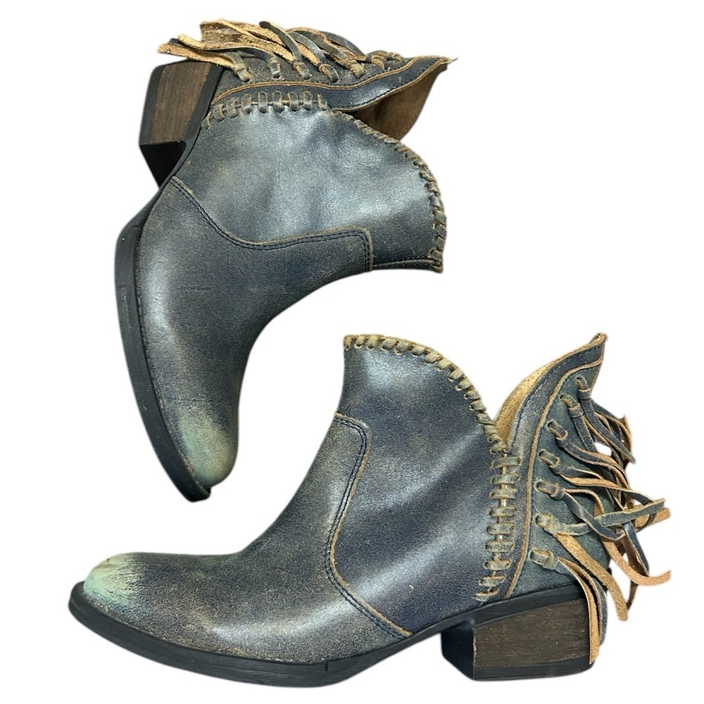 Circle G 6.5 excellent condition round toed fringe booties! Great faded blue